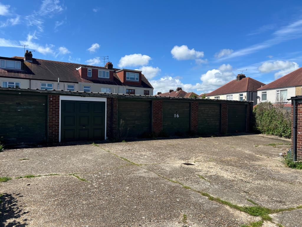 Lot: 90 - FREEHOLD BLOCK OF 10 GARAGES FOR INVESTMENT - Block of seven freehold garages